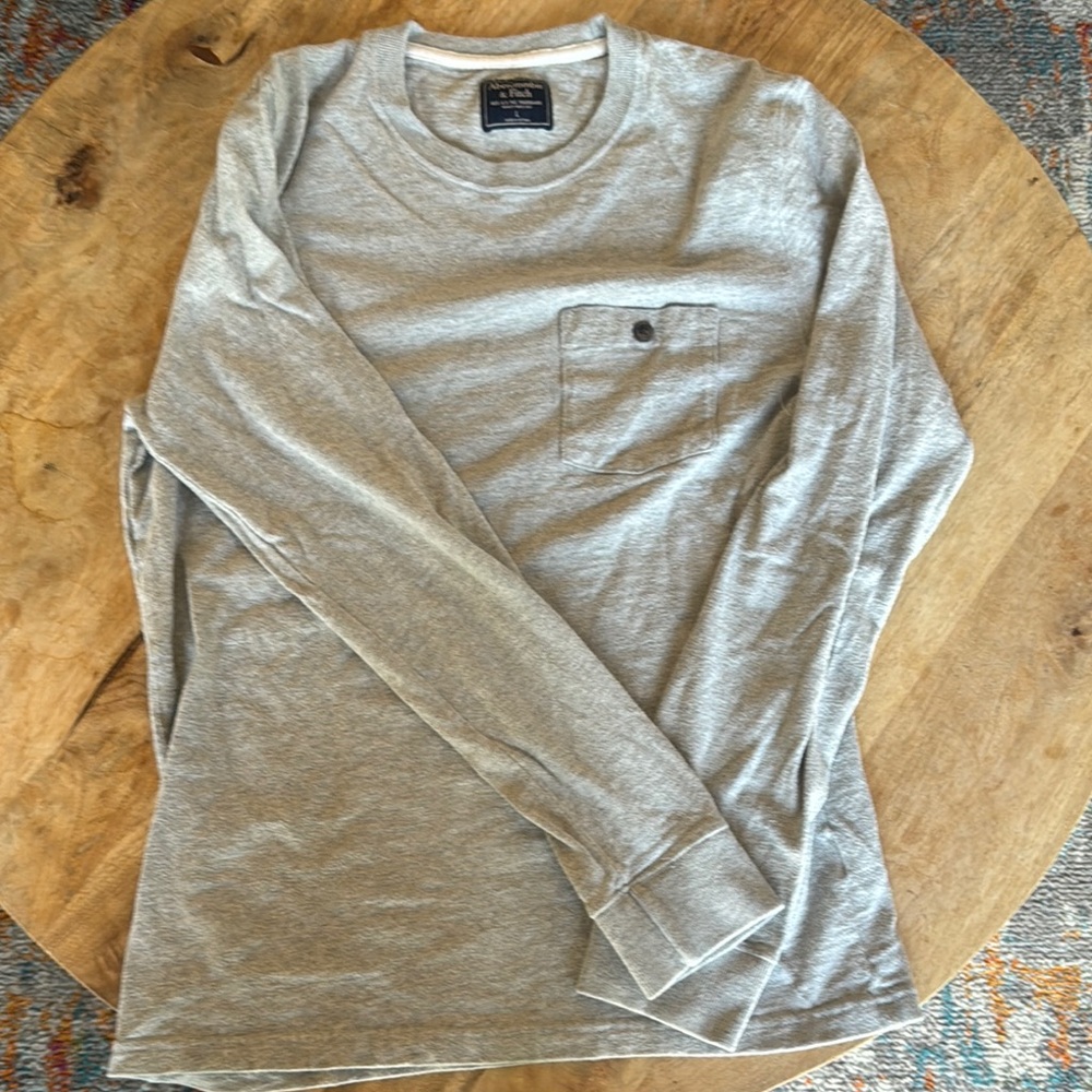 Abercrombie & Fitch Gray Long Sleeve Tee